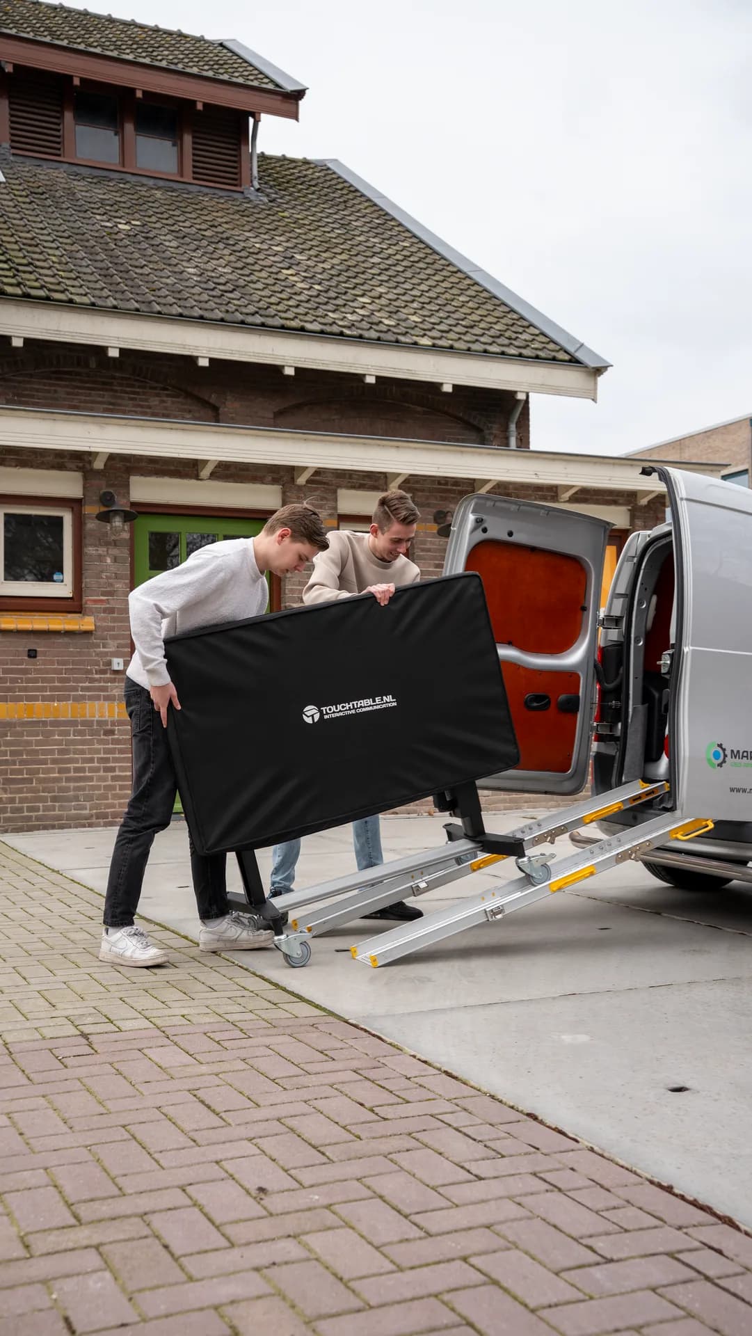 TouchTable in transportbusje open